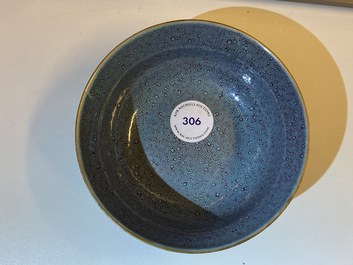 Un bol en porcelaine de Chine &agrave; &eacute;mail robin's egg, 18/19&egrave;me